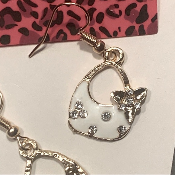 👛🆕 Betsey Johnson Style - Chic White Purse Earrings - Picture 4 of 5